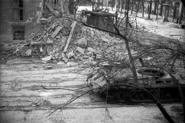 Budapest, IX. Üllői út - Ferenc körút sarok. IS-3 harckocsi roncsa a Kilián laktanya előtt.-1956 (Forrás: Fortepan/ Nagy Gyula)