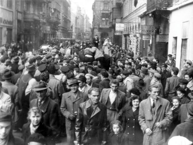 Tüntető tömeg Budapest belvárosában- 1956 (Forrás: Fortepan)