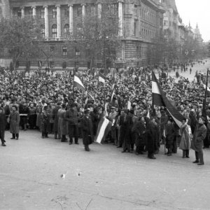 Tüntető tömeg Budapest belvárosában- 1956 (Forrás: Fortepan/ Nagy Gyula)
