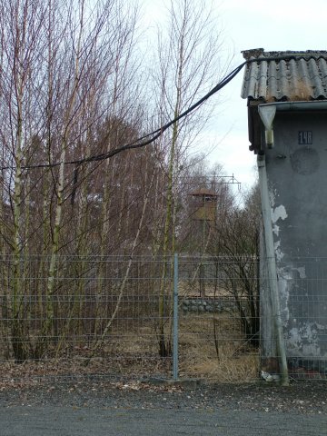 A háttérben egy őrtorony (2012)
