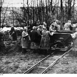 Női foglyok kényszermunkán Ravensbrückben