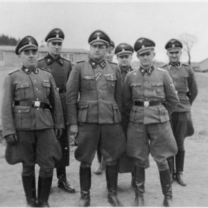 Az SS-vezérkar - középen Rödl parancsnok, a jobbszélen Anton Thumann (USHMM)