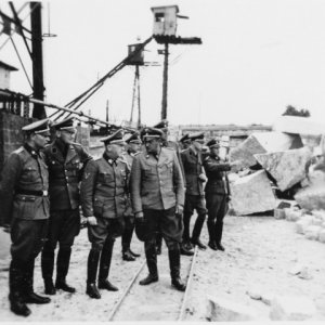 Schmauser SS-tábornok és Rödl parancsnok 1941-es szemléje a gross-roseni kőbányában (USHMM)