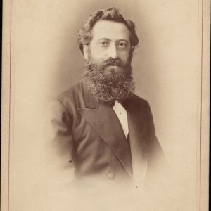 Veigelsberg Leó, hírlapíró, a Pester Lloyd főszerkesztője;  élt: 1846-1907