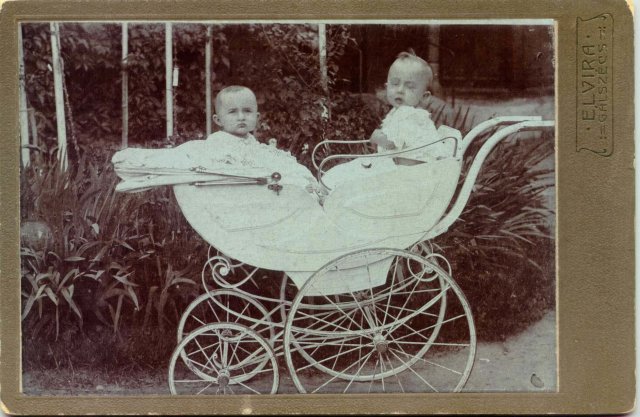 Hochstaedter Antal és Bora gyerekkocsiban, 1908