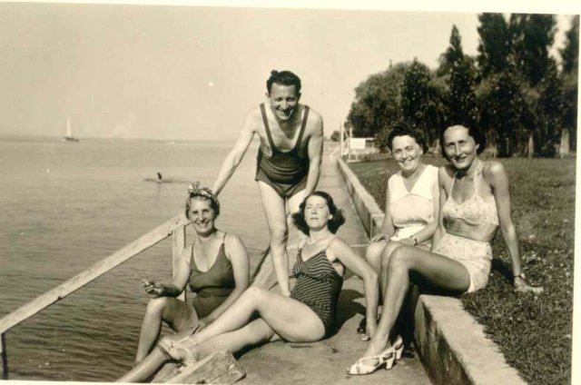 Hochstaedter Bora fürdoruhás társasággal a Balatonlellei parton, 1943. július