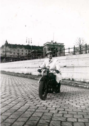 Hochstaedter (Hódosi) Antal, motorkerékpáron a pesti rakparton, 1941. május 11.