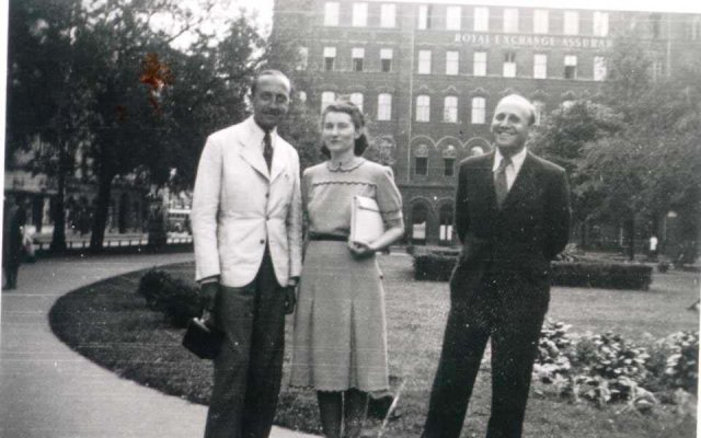 Hochstaedter (Hódosi) Antal, a Royal Exchange Assurance székháza előtt, 1941. július 9.