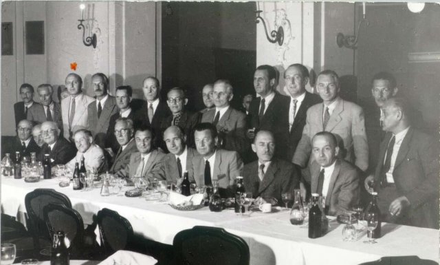30 éves érettségi találkozó csoportképe, a Rózsadomb étteremben, 1956
