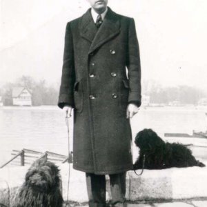 Hochstaedter (Hódosi) Antal, két kutyával a Rakovszky parkban, 1941. február 25.