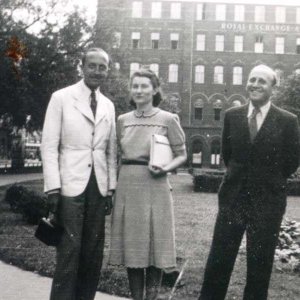 Hochstaedter (Hódosi) Antal, a Royal Exchange Assurance székháza előtt, 1941. július 9.