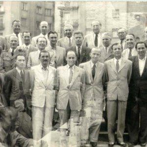 25 éves érettségi találkozó csoportképe a Móricz Zs. Körtéren, 1951. július 1.