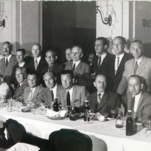 30 éves érettségi találkozó csoportképe, a Rózsadomb étteremben, 1956