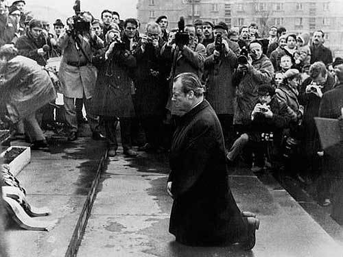 1970: Willy Brandt német kancellár letérdel a varsói gettó emlékműve előtt