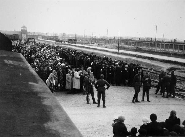 Auschwitz Album, 1944: magyar zsidók szelekció előtt. Jobbra Mengele cigarettázik