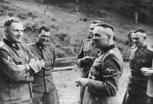 Höcker Album, 1944 nyara: Baer, Mengele, Höss (felnyírt hajjal) és Kramer (takarásban) együtt lazítanak