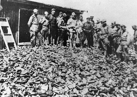Majdanek, 1944. Szovjet katonák és a cipőhegyek