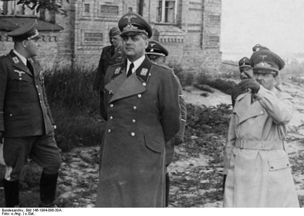 Riválisok egymás mellett: Rosenberg miniszter és (világosban) Koch Reichskommissar (BA)