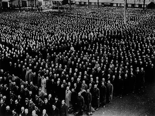 Kristályéjszaka, 1938: zsidó foglyok várják, hogy Dachauba vigyék őket (USHMM)