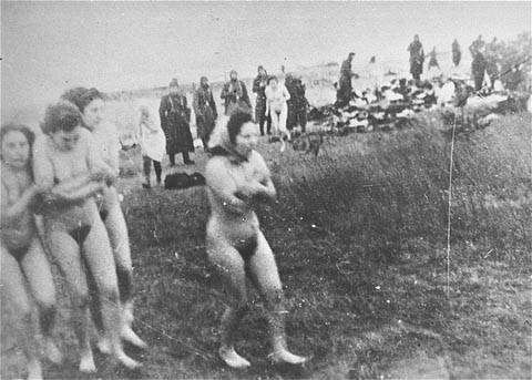 Liepaja, Lettország, 1941. december 15. Zsidó nők kivégzése (USHMM)