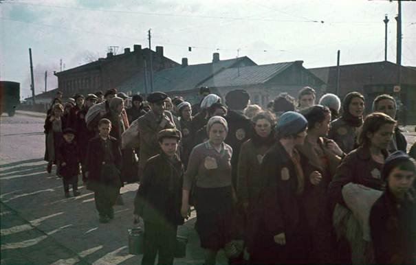 Minszk, 1941: zsidó családok csomagokkal (BA)