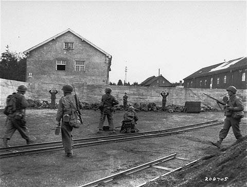 Dachau, 1945. április: az amerikaiak SS-eket végeznek ki
