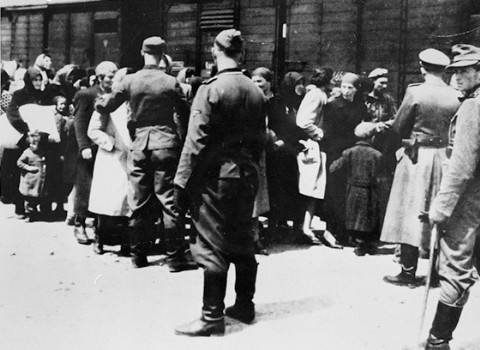 Auschwitz Album, 1944 nyár: a jobb szélen Baretzki, kezében bottal