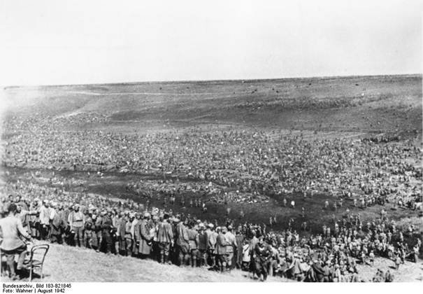 1942 nyara: orosz katonák tömegei egy „hadifogolytáborban” (BA)