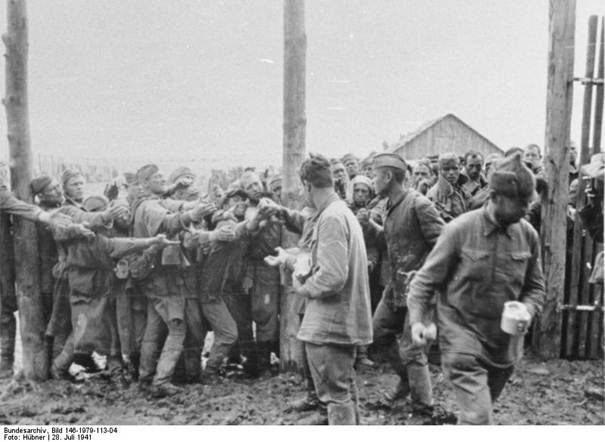 1941 nyara: éhező orosz hadifoglyok élelemért tülekednek (BA)
