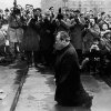 1970: Willy Brandt német kancellár letérdel a varsói gettó emlékműve előtt