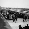 Auschwitz Album, 1944: magyar zsidók szelekció előtt. Jobbra Mengele cigarettázik