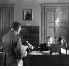 Heydrich irodájában osztogatja (1934) a parancsokat, a falon Himmler képe (BA)