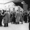 Bécs, 1938: Eichmann nem szerette, ha fényképezik. A Belügyminisztérium  udvarán gyanakodva nézi a fotóst (jobb szélen, feketében)