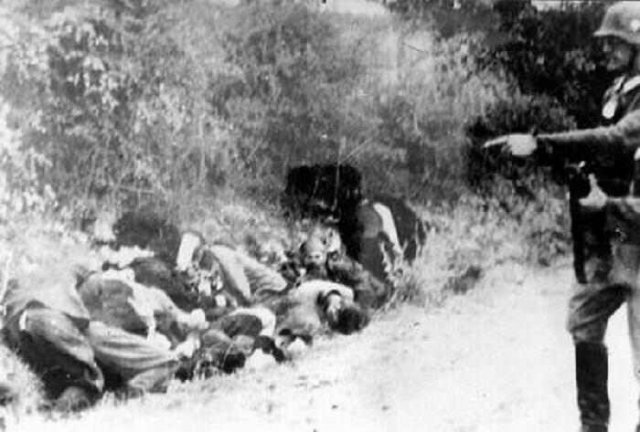 Német katona az áldozatokra mutat a kragujevaci mészárlás során