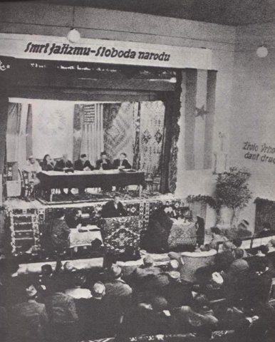 Az AVNOJ első ülése. Felirat: Halál a fasizmusra, szabadságot a népnek