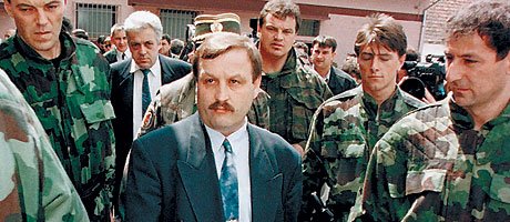 Milan Martics knini szerb rendőrfőnök, a Szerb Krajinai köztársaság harmadik elnöke szerb katonák körében.