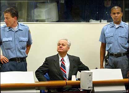 Milosevics Hágában a vádlottak padján