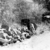 Német katona az áldozatokra mutat a kragujevaci mészárlás során