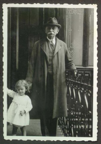 Gradoba utazás reggelén a lakás elott, Spitzer nagypapával, 1932. május 16.
