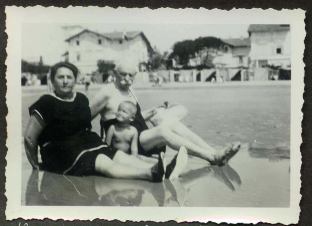 Nagymamával és nagypapával a strandon, Gradoban, 1932. június