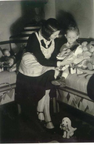 A nevelőnővel, 1933. április