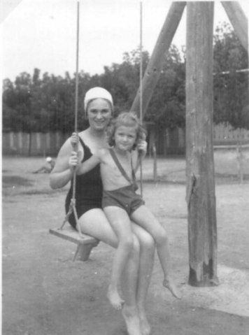 Édesanyával a balatonfűzfői strandon, 1935 augusztus
