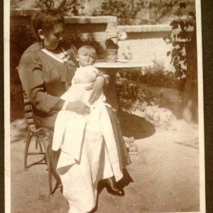 Nagymamával a Naphegy utcai kertben, 1930 aug.
