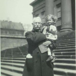 Múzeum-kertben Spitzer nagypapával, 1932. máj.6. 