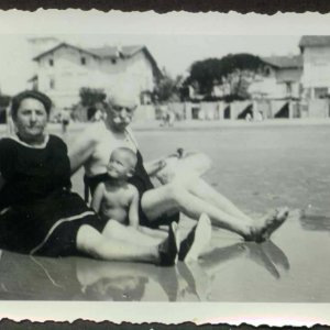 Nagymamával és nagypapával a strandon, Gradoban, 1932. június