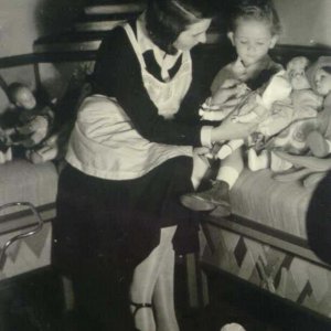 A nevelőnővel, 1933. április