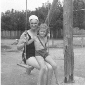 Édesanyával a balatonfűzfői strandon, 1935 augusztus
